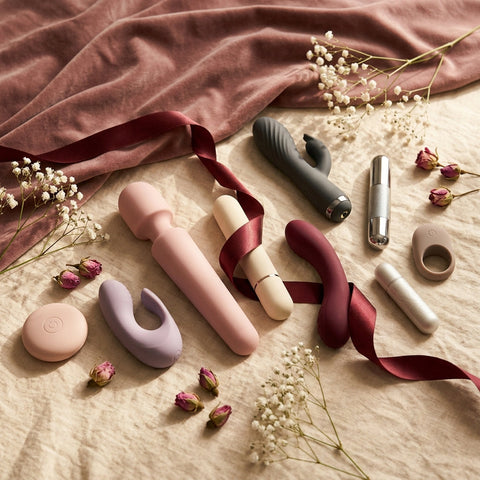 Assortiment vibrators elegant getoond op crème ondergrond