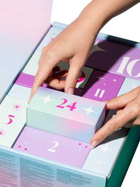 Geschenkdoosje 24 wordt geopend in de erotische adventskalender Enjoy