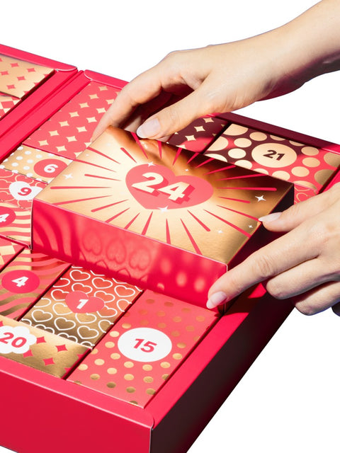 Geschenkdoosje 24 wordt geopend in de erotische adventskalender Couples