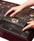 Geschenkdoosje wordt geopend in de erotische adventskalender Luxury