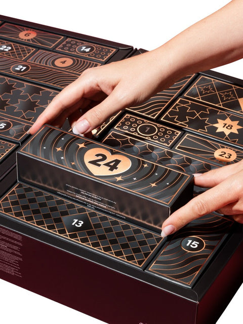 Geschenkdoosje wordt geopend in de erotische adventskalender Luxury