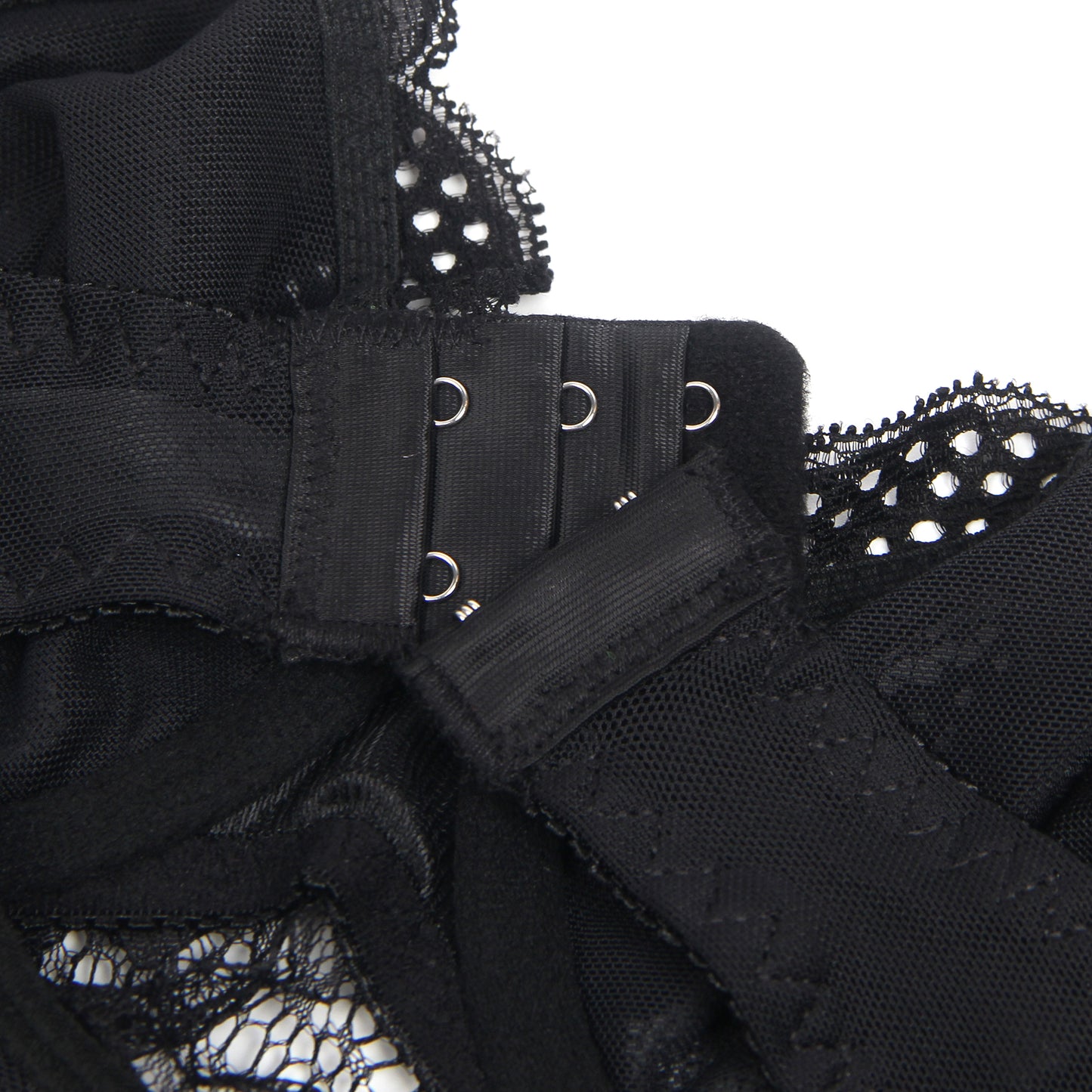 Detail van de verstelbare sluiting van de Luxe Zwarte Lace Mesh Body – Elegante kantafwerking en verstelbare haakjes voor de perfecte pasvorm