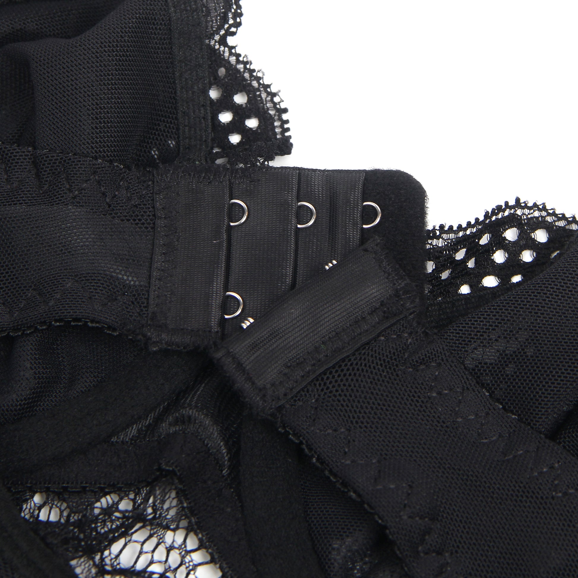 Detail van de verstelbare sluiting van de Luxe Zwarte Lace Mesh Body – Elegante kantafwerking en verstelbare haakjes voor de perfecte pasvorm